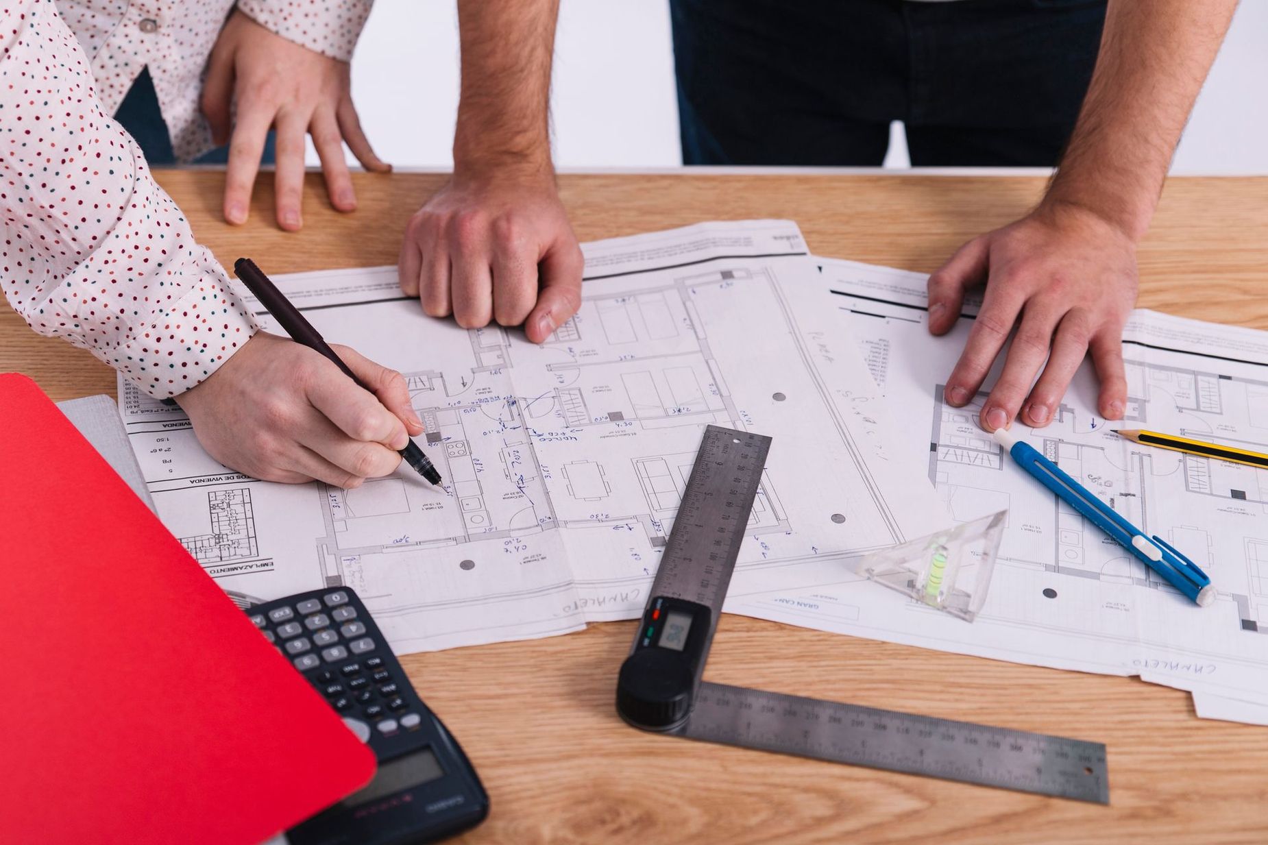Arquitecto revisando planos de un proyecto de transformación de local a vivienda