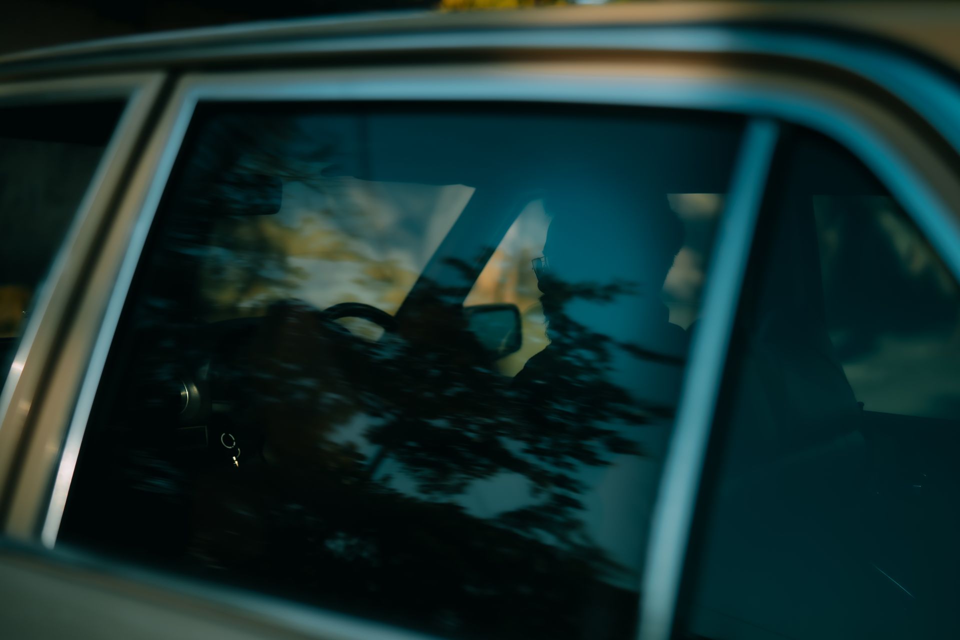 Une vitre de voiture teintée.