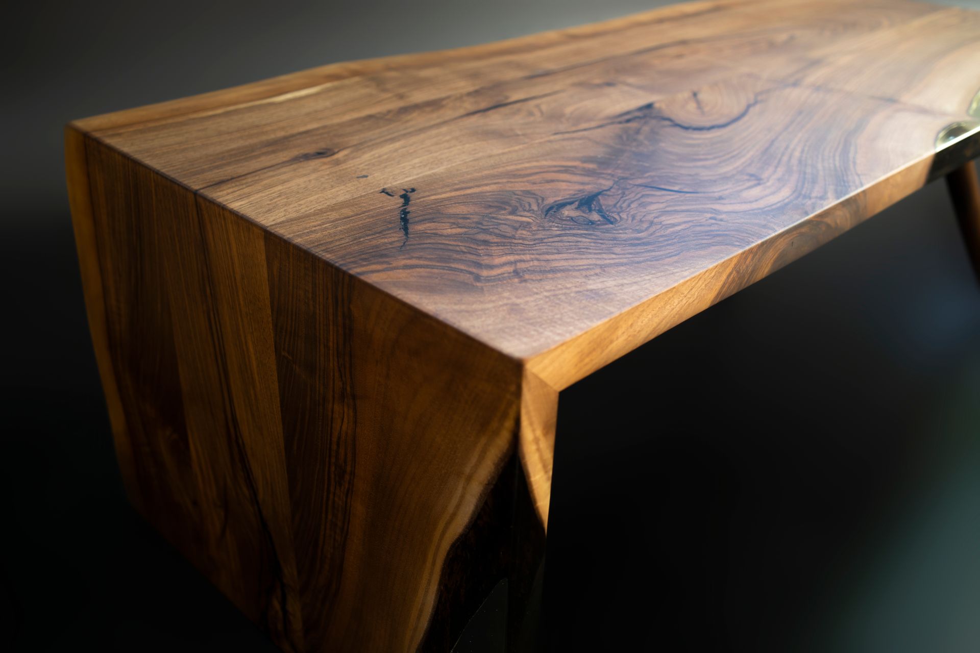 Gros plan sur le bord d'une table poli, au grain riche et à l'angle biseauté net.