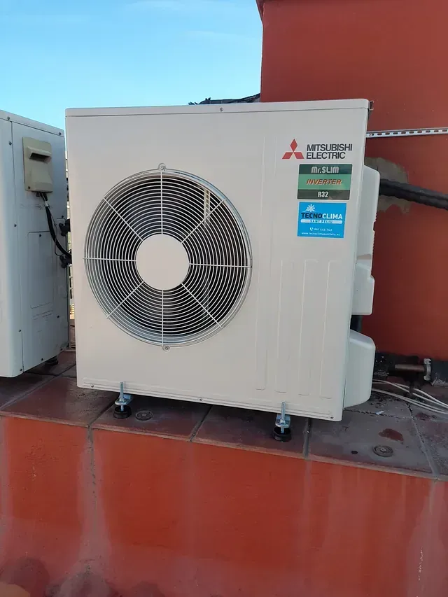 Un acondicionador de aire eléctrico Mitsubishi está colocado encima de un piso de baldosas.