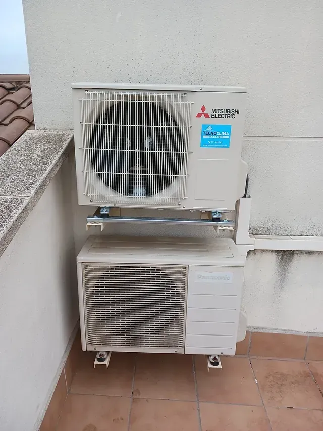 Un acondicionador de aire Mitsubishi está montado en el costado de un edificio.