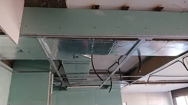 Un techo con un montón de tuberías saliendo de él.