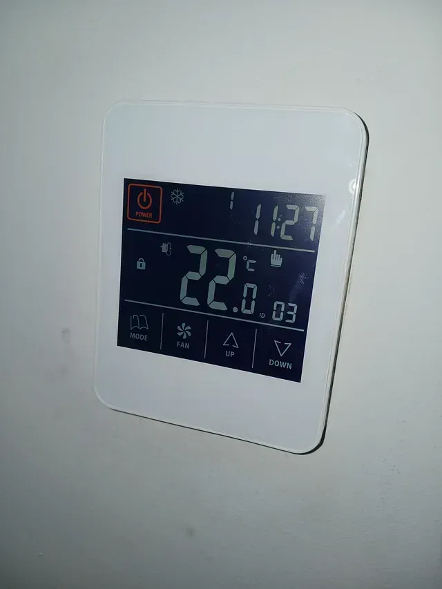 Un termostato digital muestra que la temperatura es de 22 grados centígrados.