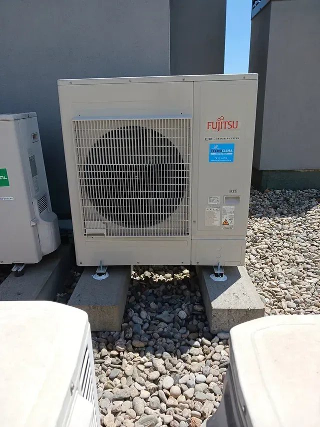 Un gran acondicionador de aire está situado encima de una pila de rocas.