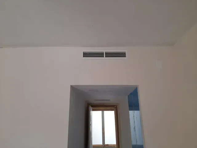 Hay una ventana en la esquina de la habitación.