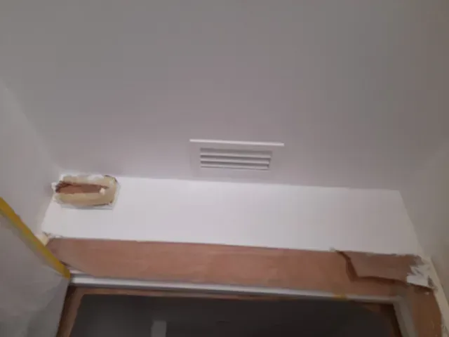 Hay un respiradero en el techo de una habitación.