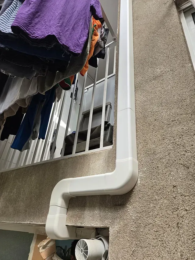 Un montón de ropa está colgada en un balcón.