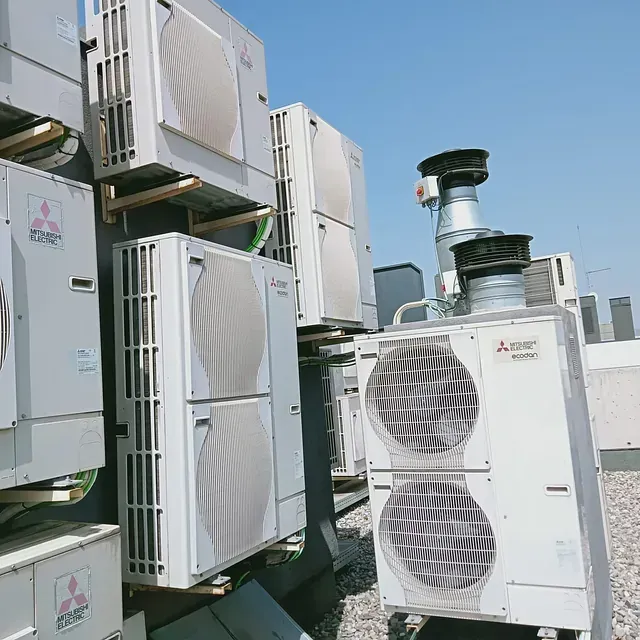 Los aires acondicionados Mitsubishi están apilados uno encima del otro.