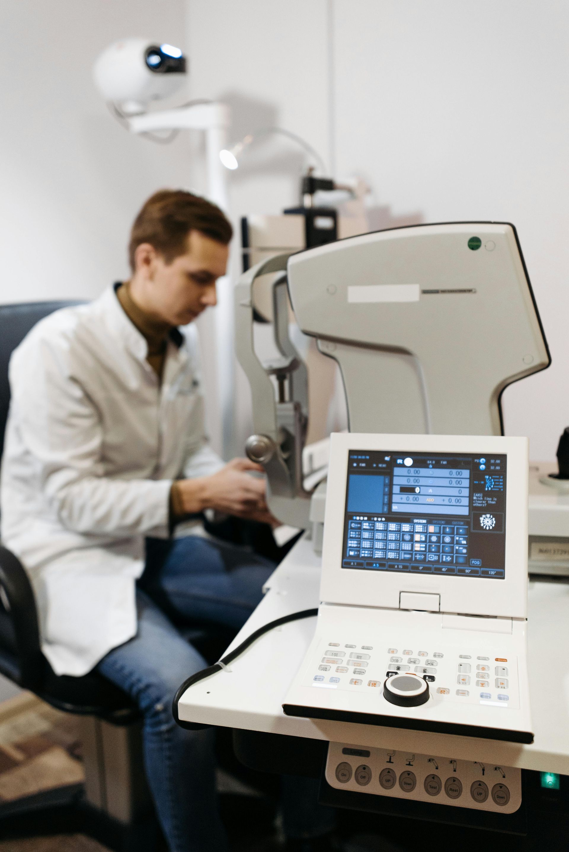 Um oftalmologista examinando o olho de um paciente com equipamento de exame ocular em um ambiente clínico.