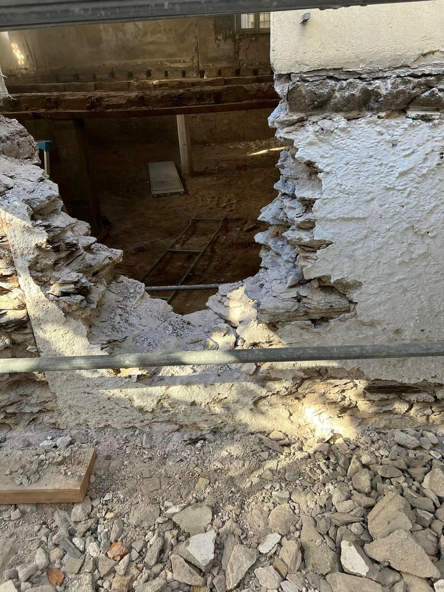 Ouverture dans une façade avec une démolition maîtrisée