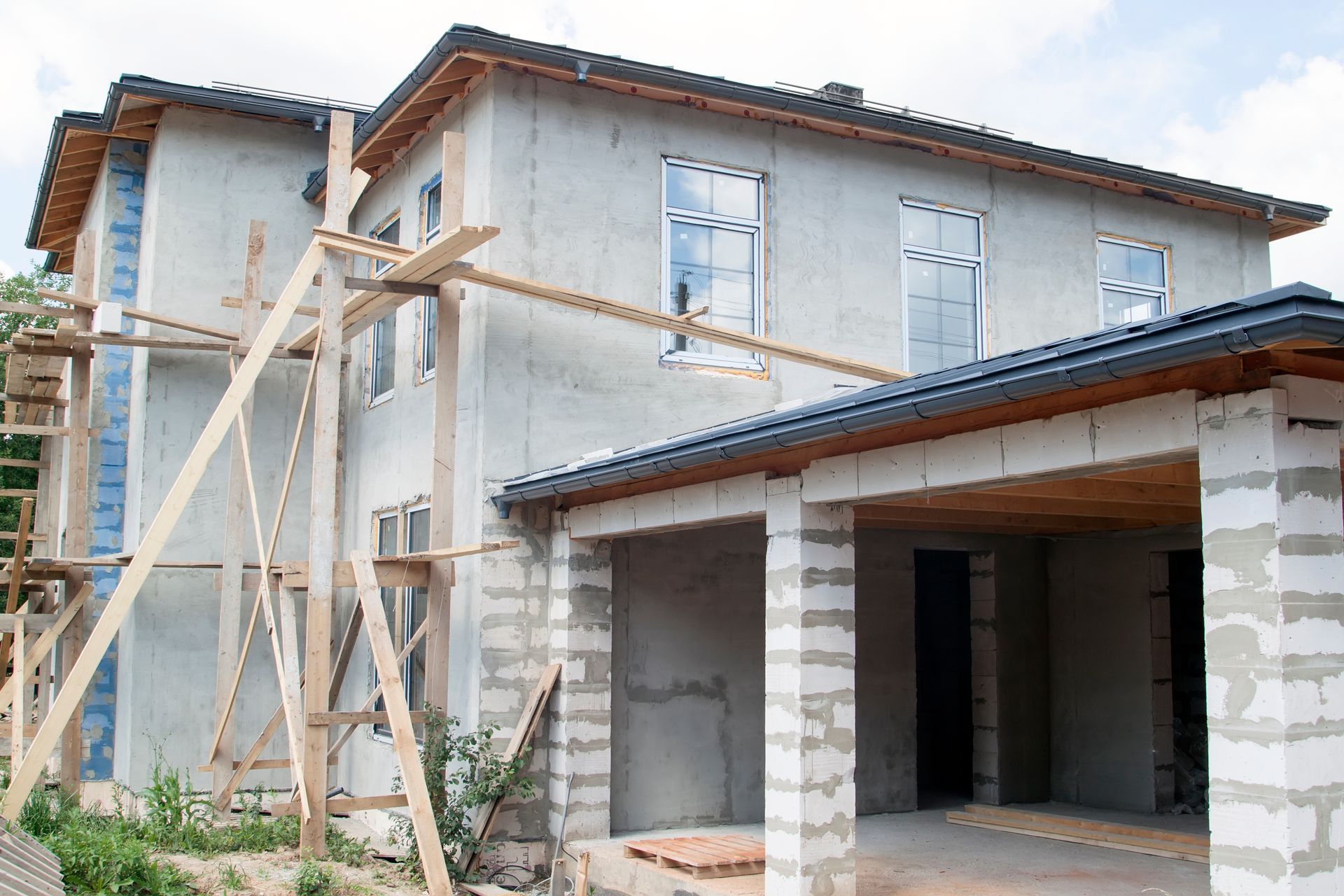 Travaux d'agrandissement avec ajout d'un garage à côté d'une maison