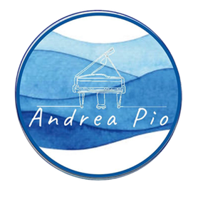 Un logotipo para Andrea Pio con un piano en el medio.