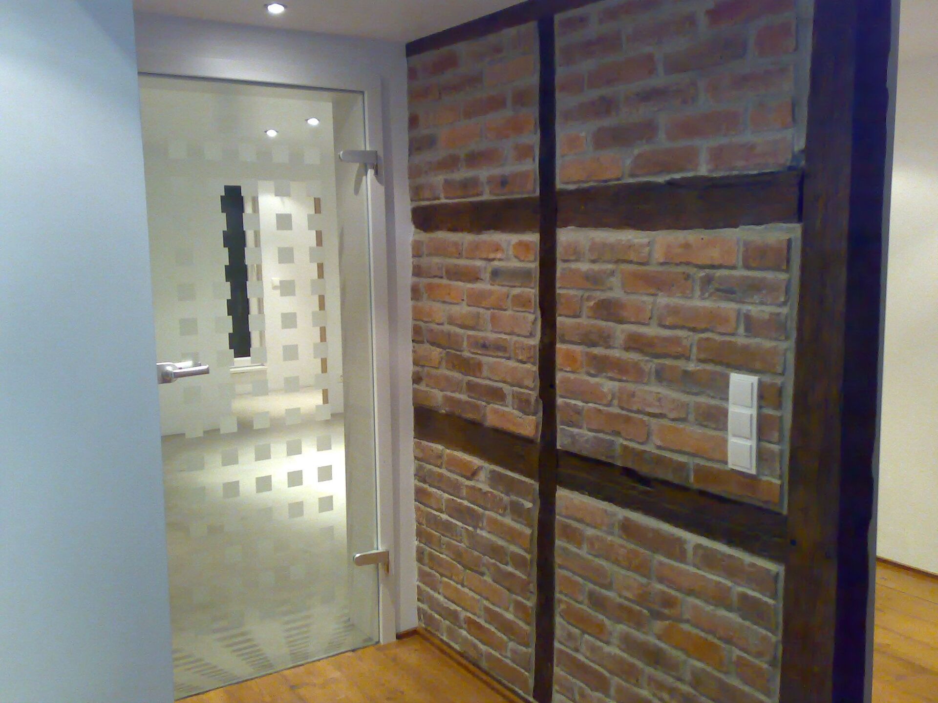 Flur Backsteinwand und Glastür