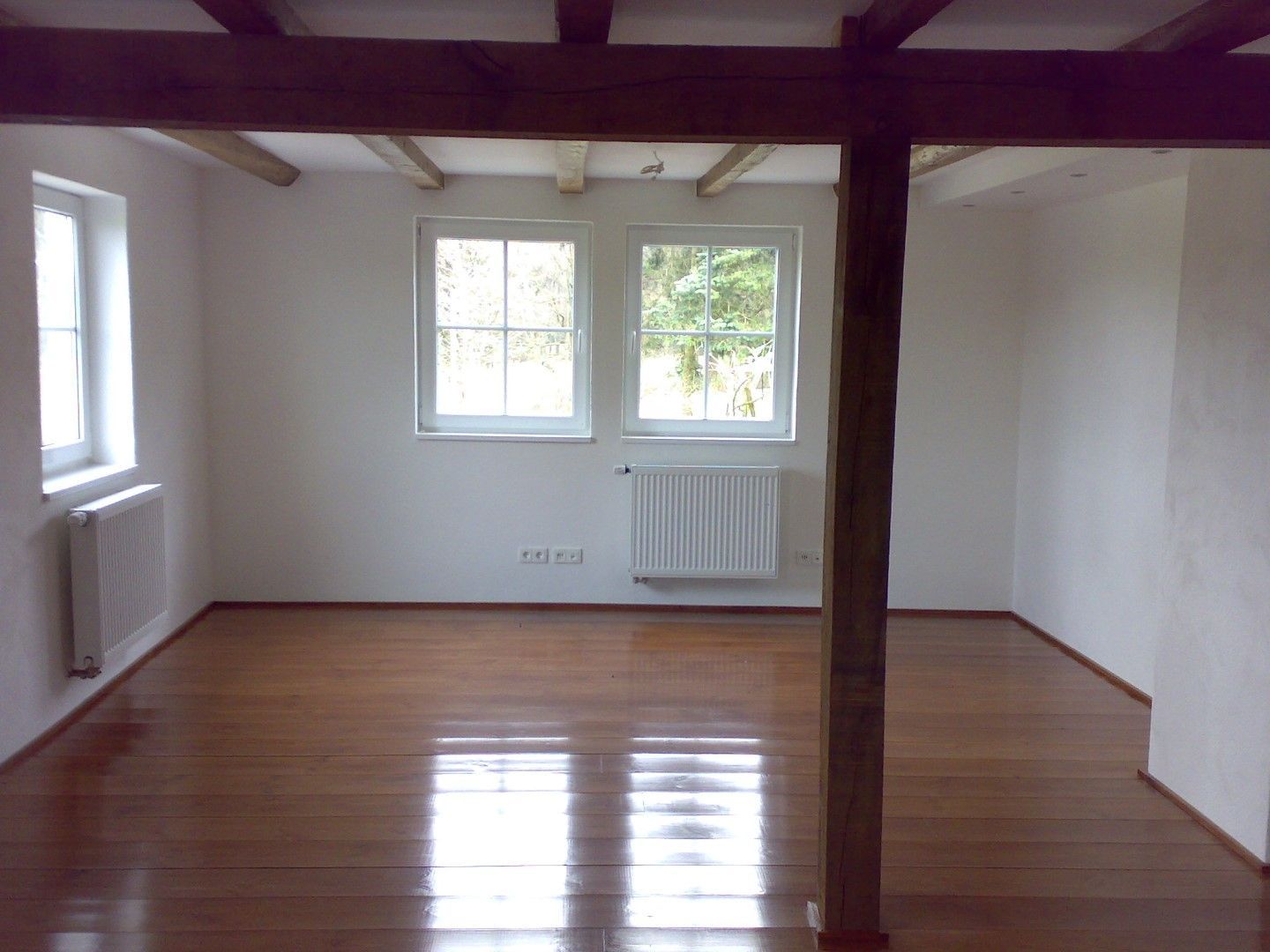 Renovierter Raum mit Holzbalken