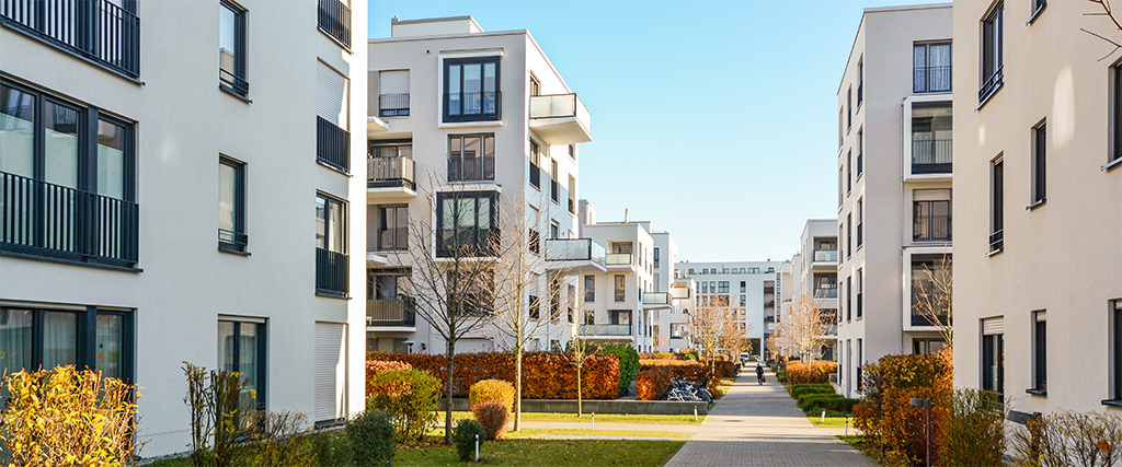 Immeubles avec des appartements modernes dans un quartier résidentiel verdoyant