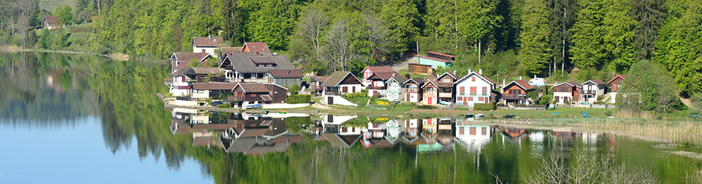 Un petit hameau au bord du lac