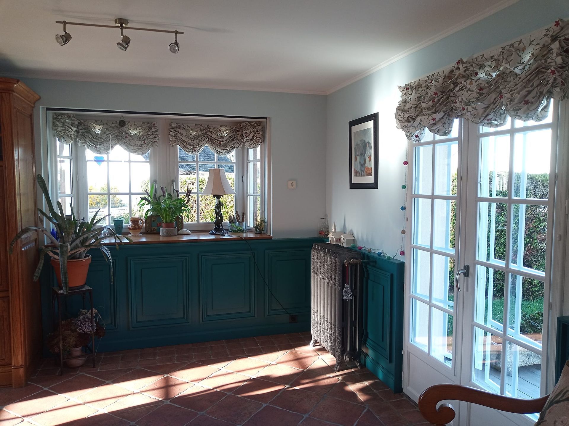 Une salle éclairée avec un meuble vu de face posé près du mur