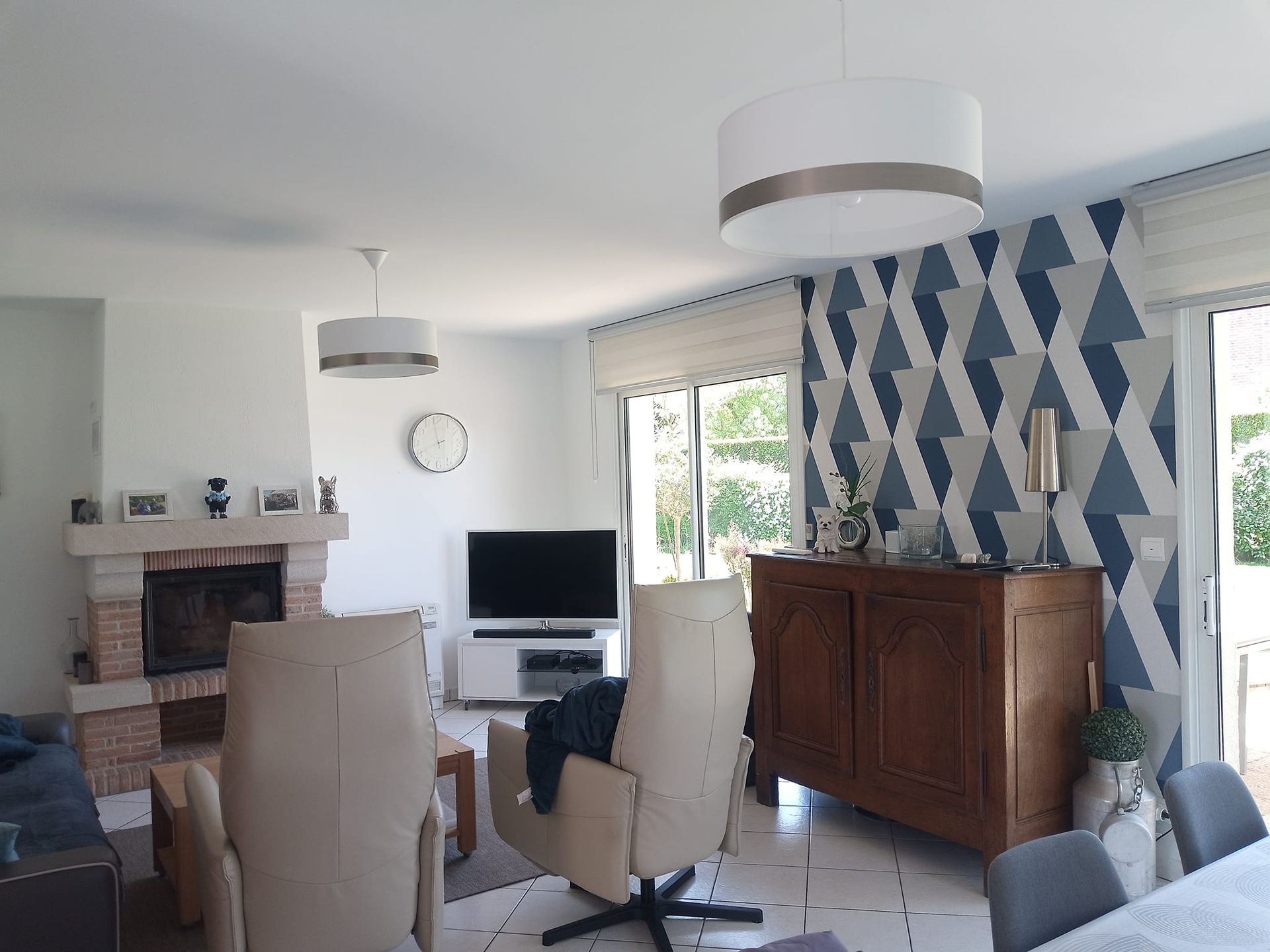 Une table avec deux chaises vues de derrière dans un salon