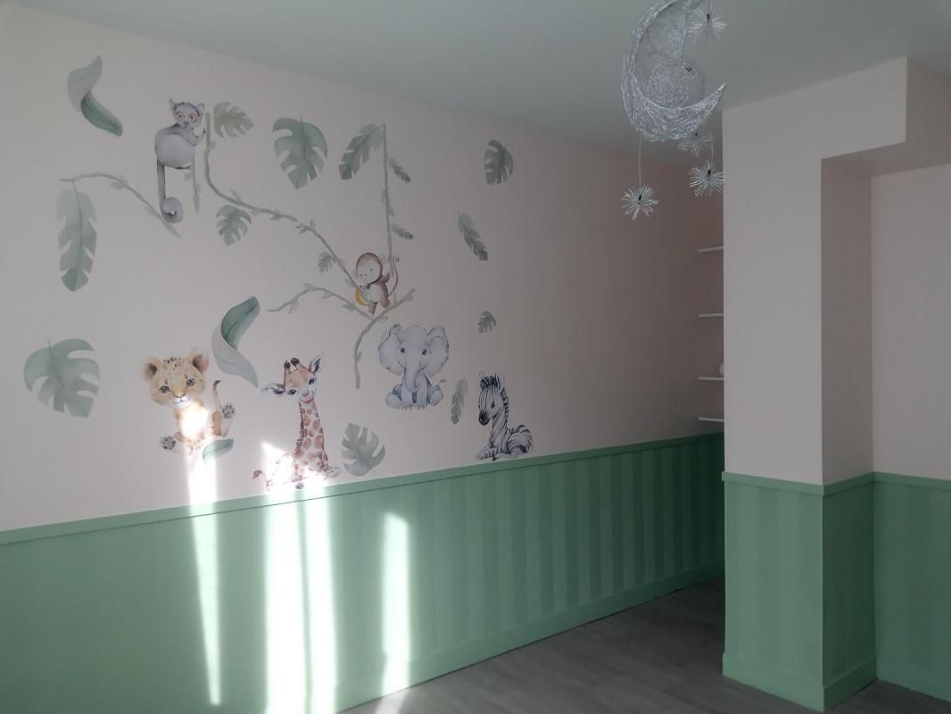 Un mur avec des animaux en papier collés dessus