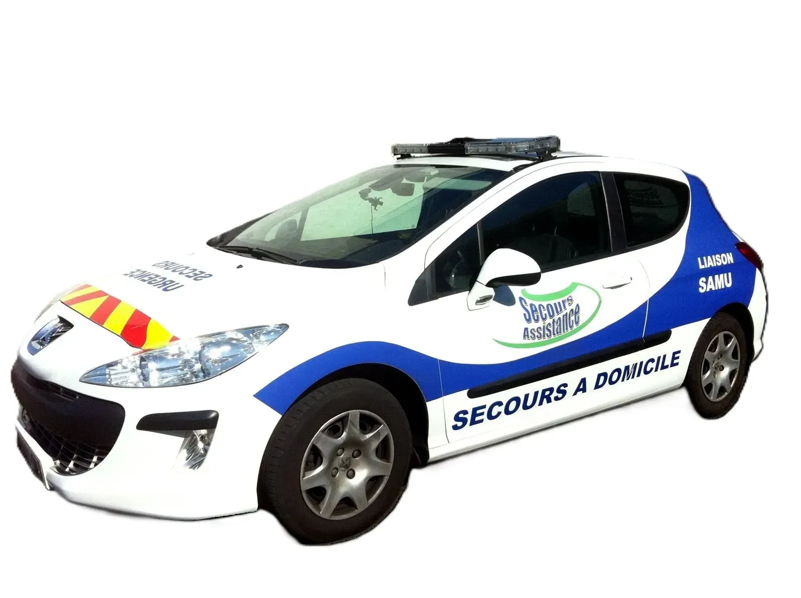 Une voiture d'intervention d'urgence blanche et bleue avec les inscriptions SECOURS A DOMICILE et SAMU sur le côté.