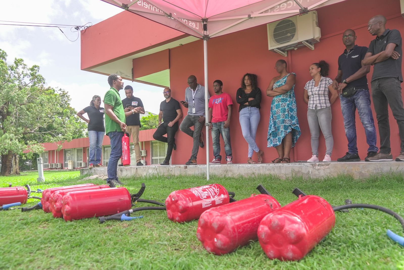 Groupe de participants suivant une formation sur l'utilisation des extincteurs