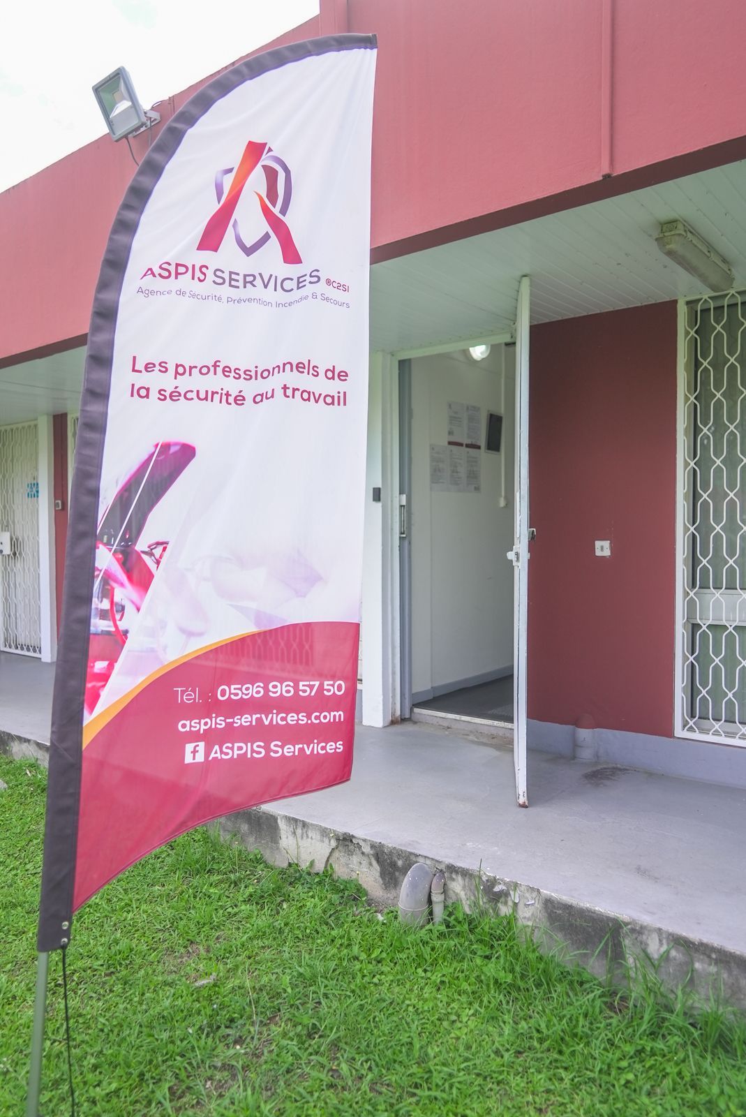 Des personnes manipulent un extincteur