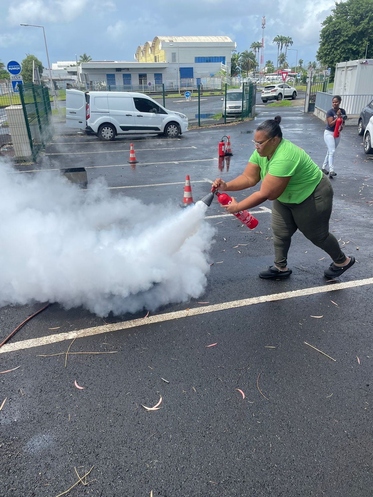 Une personne utilisant un extincteur