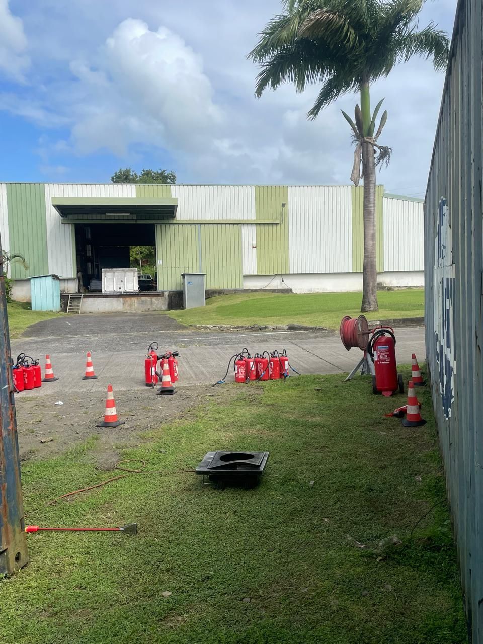 Centre d'Aspis services avec drapeau et camionnette stationnée