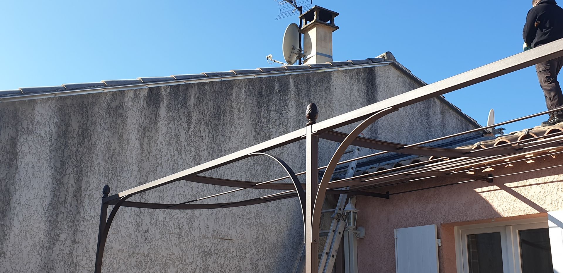 Façade d'une maison montrant des signes d'humidité