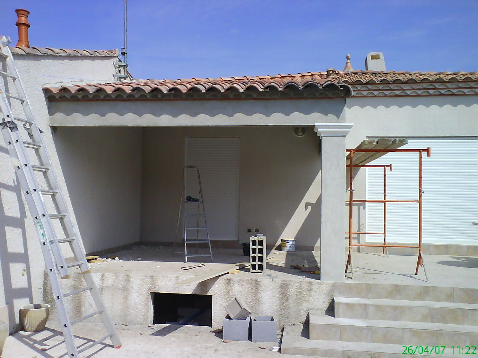 Travaux en cours pour la rambarde d'une terrasse