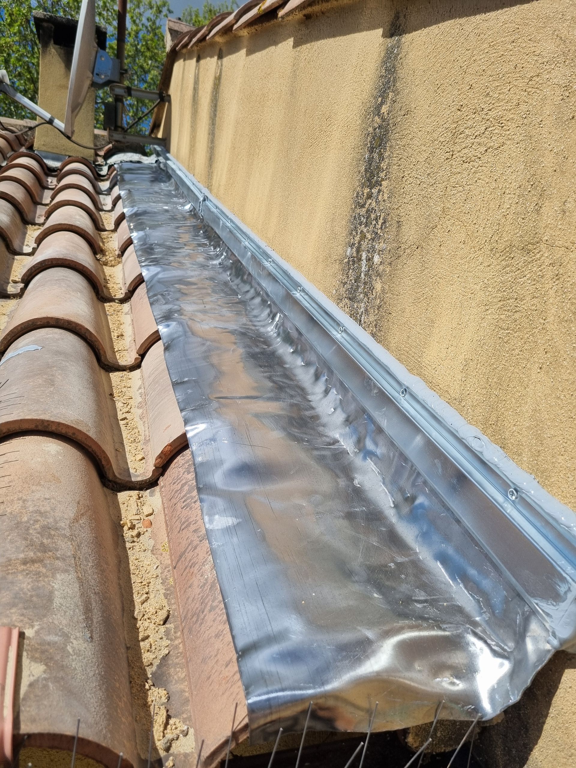 Faîtage neuf près d'une couverture de toit en tuile