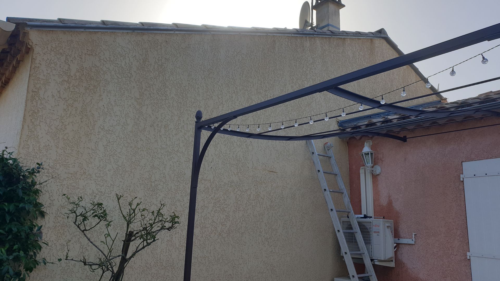 Façade d'une maison nettoyée de ses signes d'humidité