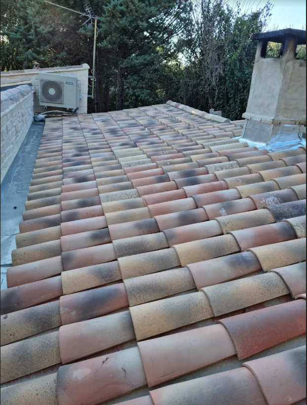 Toit en tuile propre après le démoulage de couvreurs