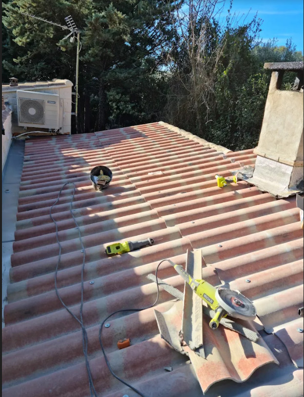 Toit en tuile nettoyé