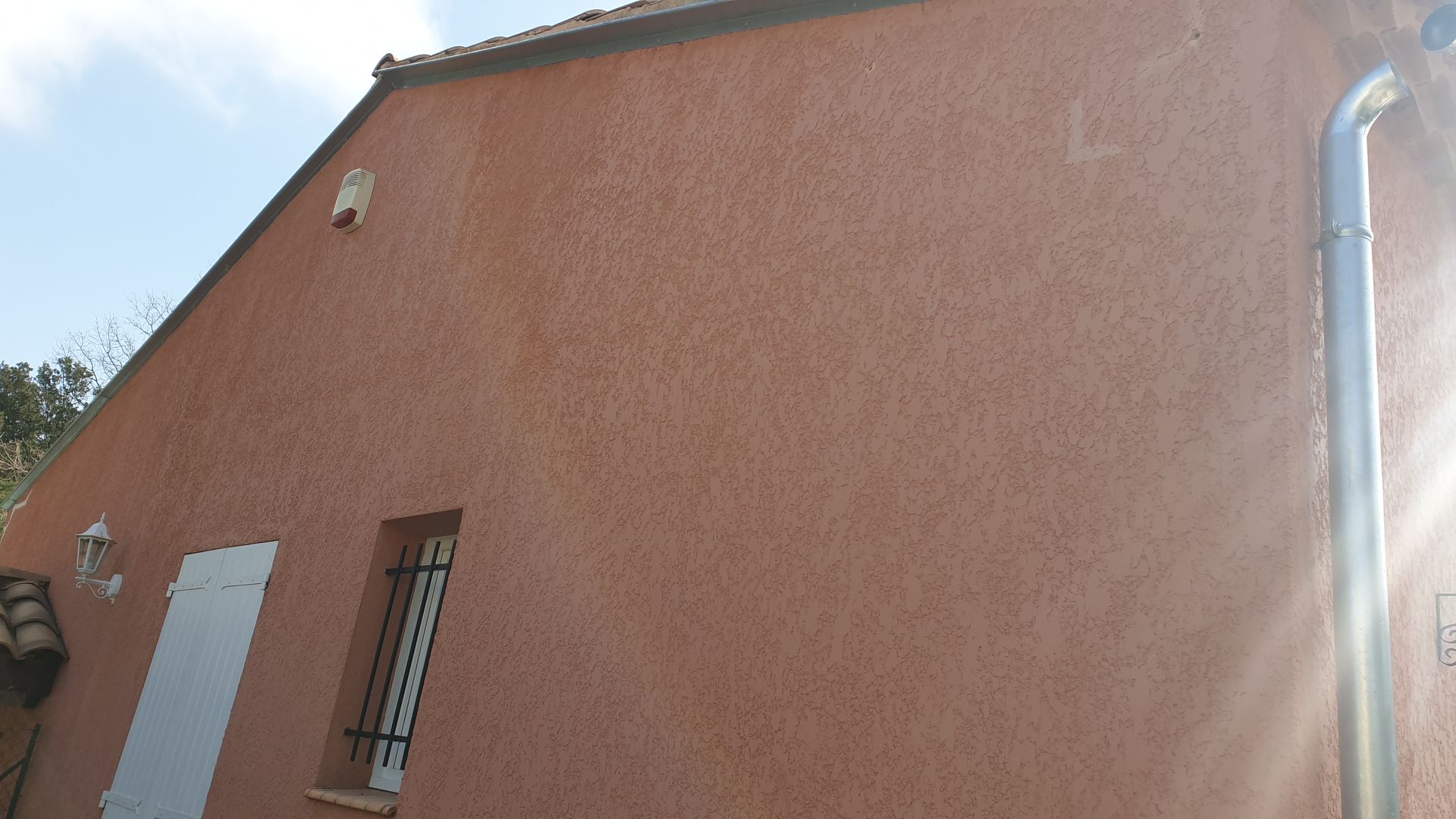 Flanc de maison nettoyé de ses traces d'humidité