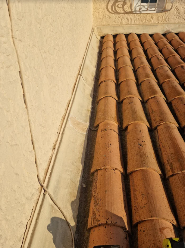 Travaux de zinguerie finis sur un toit en tuiles