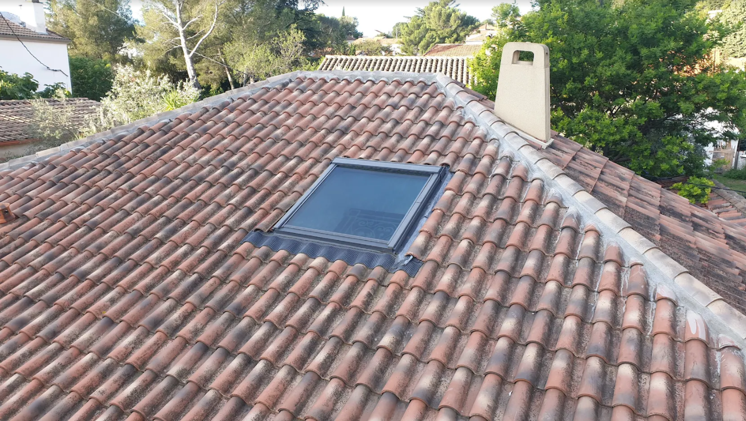 Fenêtre de toit installée sur un toit de tuiles