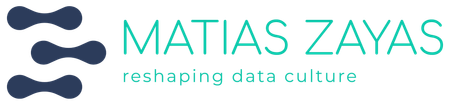 Logotipo: formas de color azul oscuro con el nombre MATIAS ZAYAS en verde azulado, lema 