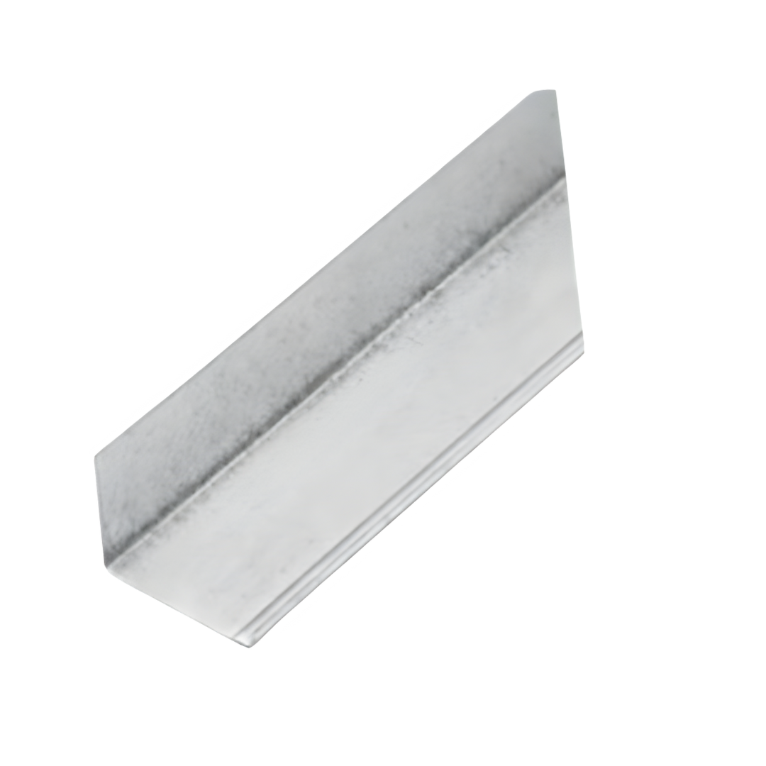 Um close de um pedaço de metal em um fundo branco.