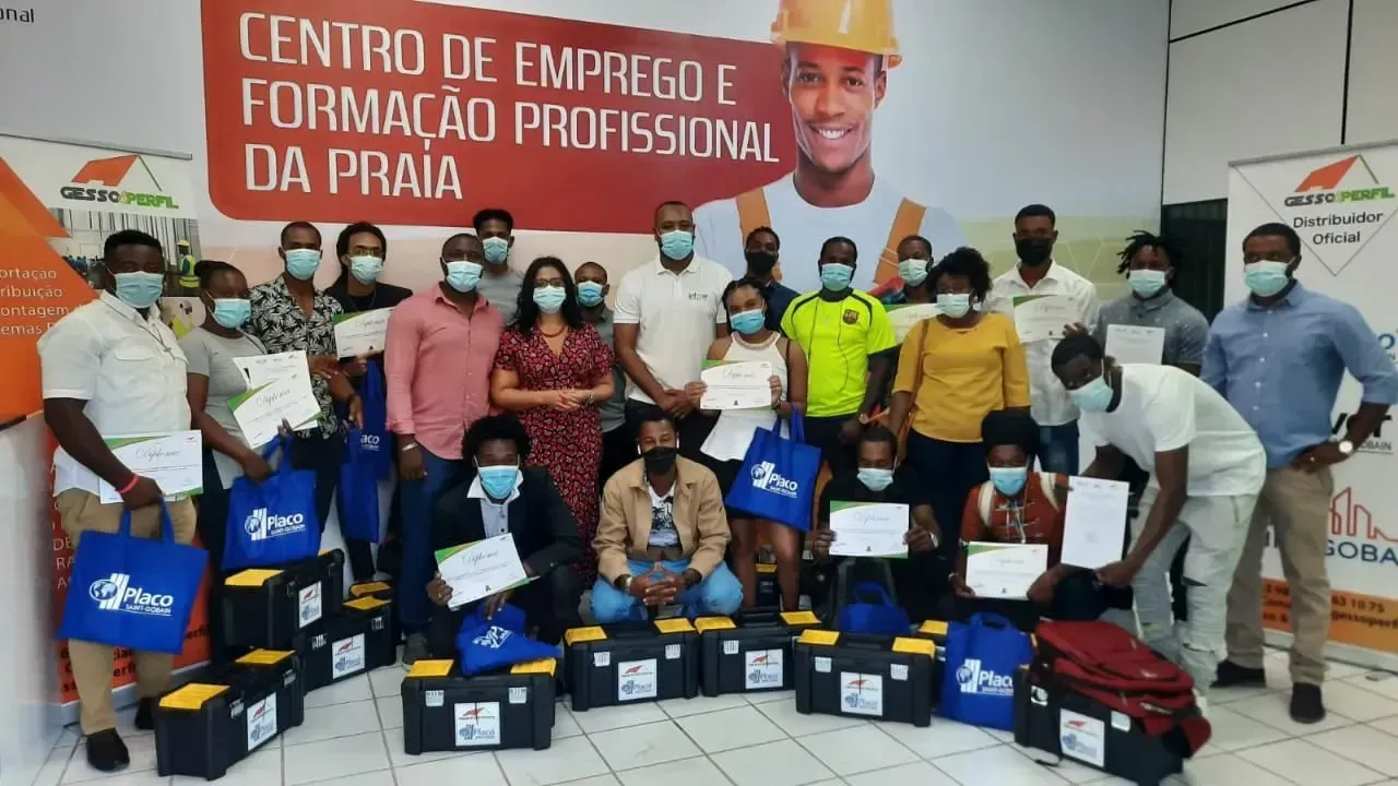 Um grupo de pessoas usando máscaras posando para uma foto.