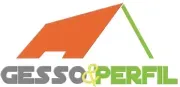 Logotipo com formato de telhado laranja e verde sobre as palavras GESSO & PERFIL.