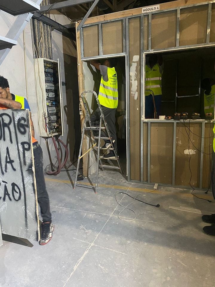 Um grupo de trabalhadores da construção civil está trabalhando em um prédio