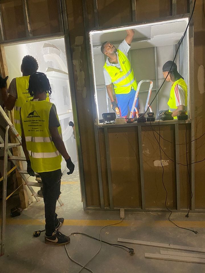 Um grupo de trabalhadores da construção civil está trabalhando em um prédio