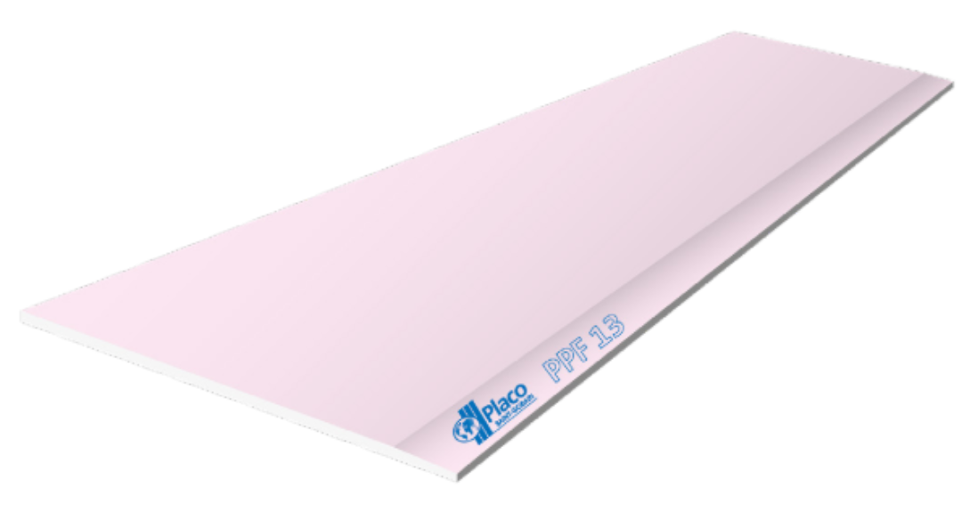 Uma folha rosa de gesso está colocada sobre uma superfície branca.