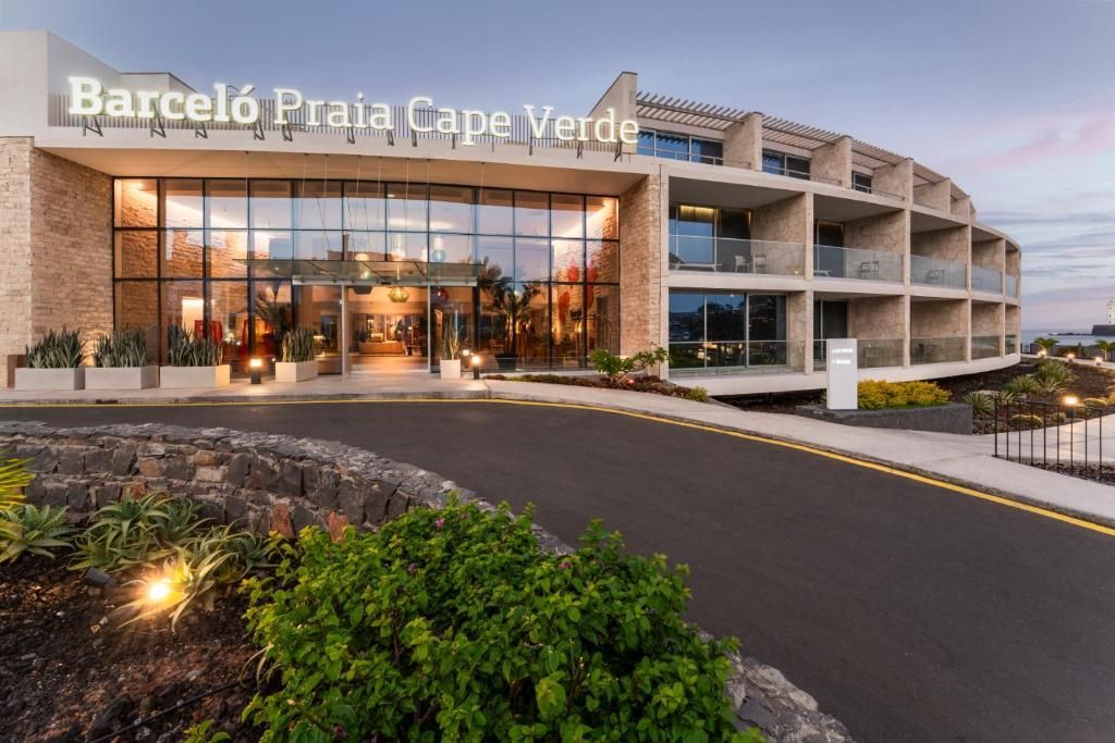 Entrada do hotel Barceló Praia Cabo Verde, Ilha do Sal. Fachada moderna com portas de vidro.