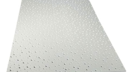 Uma folha de papel branca com furos