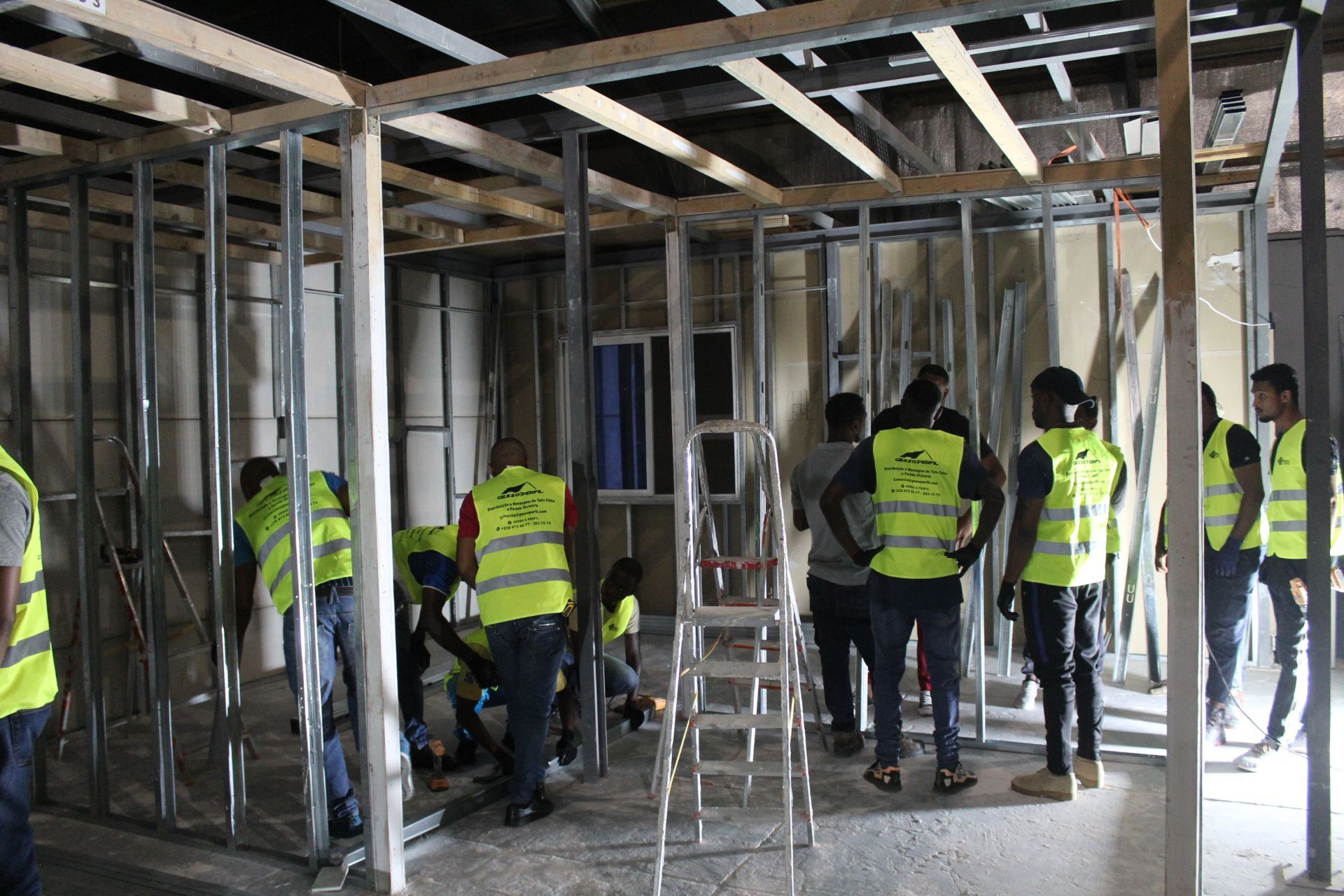 Um grupo de trabalhadores da construção civil está trabalhando em um prédio