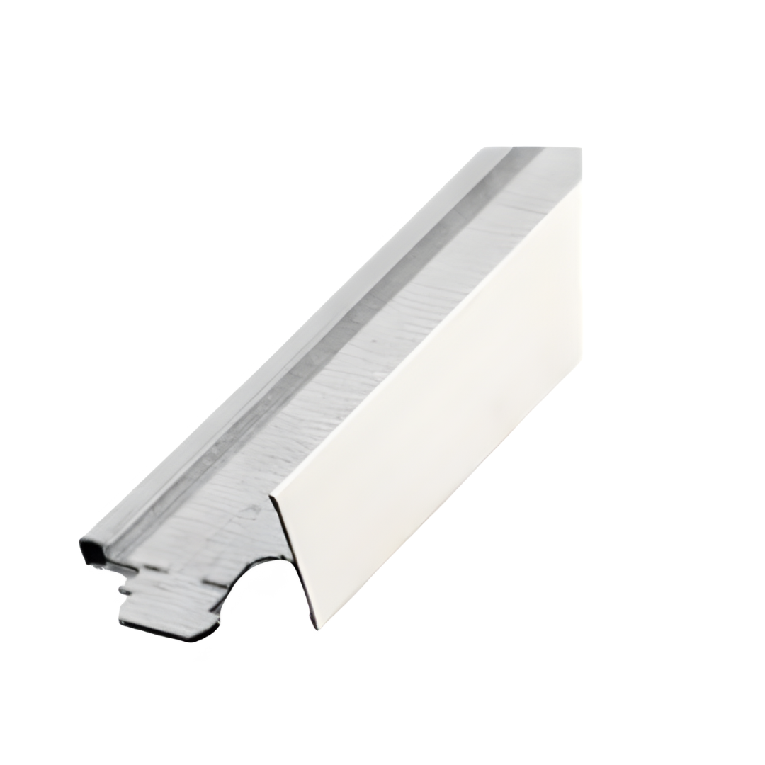 Um close de uma viga de metal branco sobre um fundo branco