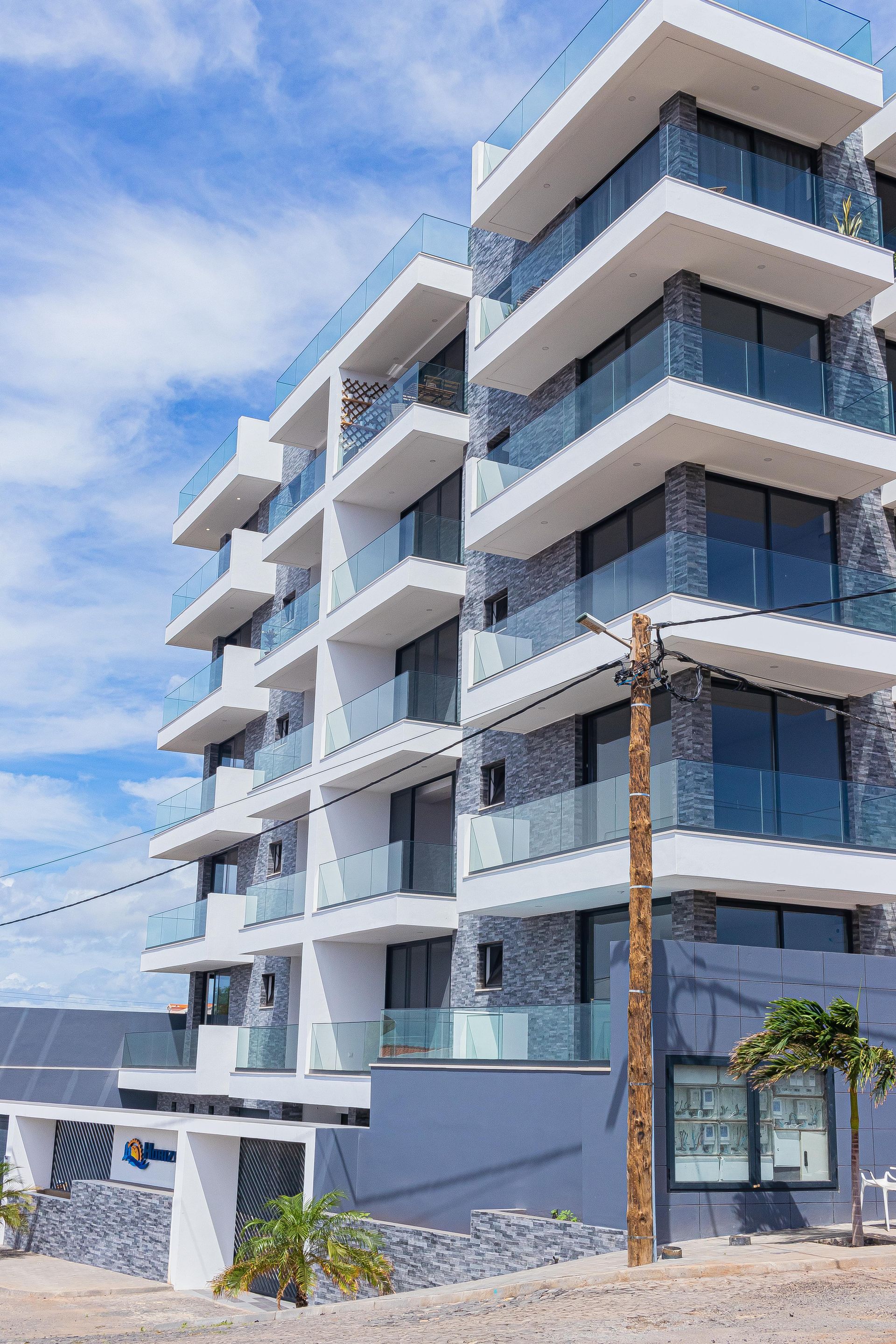 Um edifício alto com muitas janelas e varandas