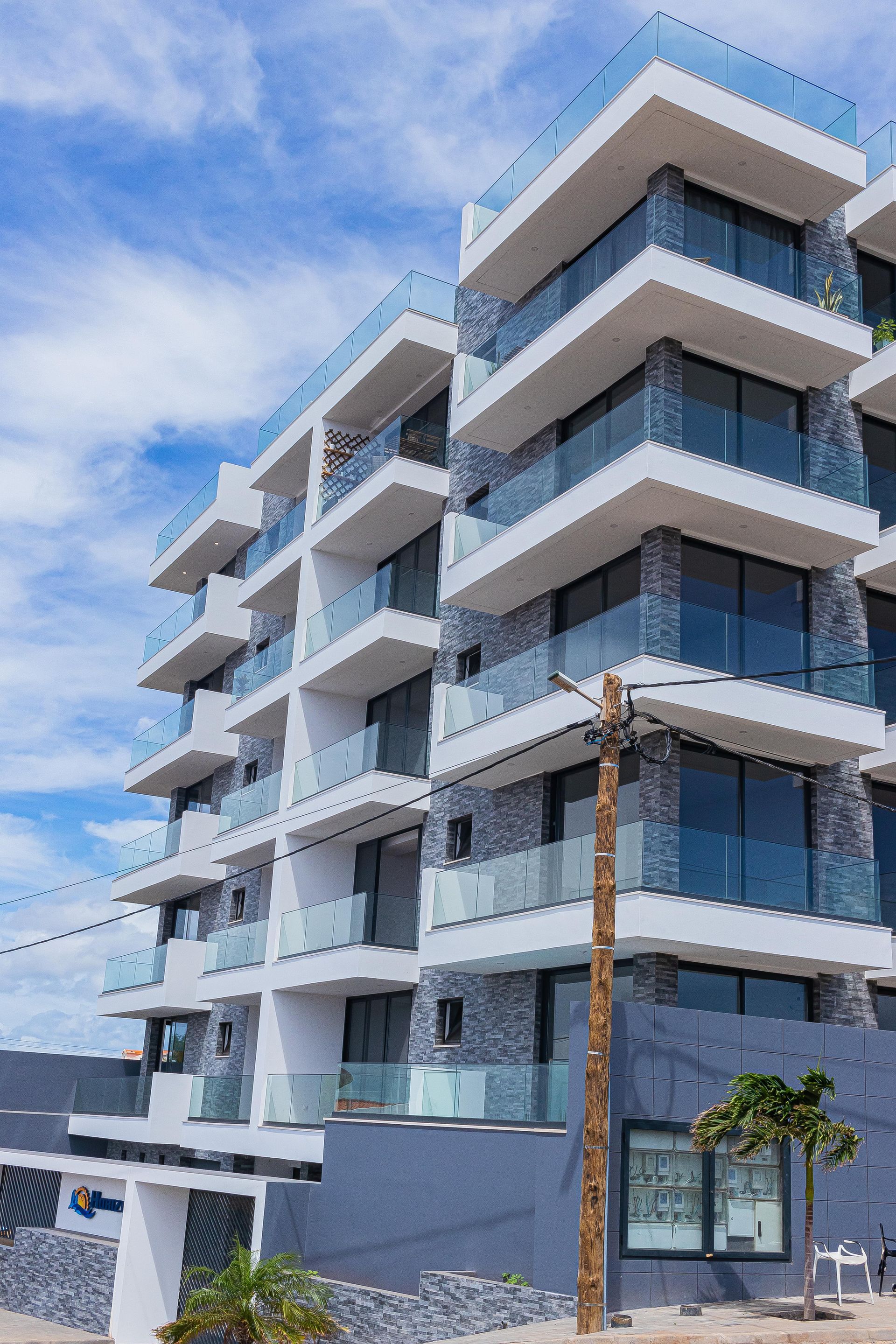 Um edifício alto com muitas janelas e varandas